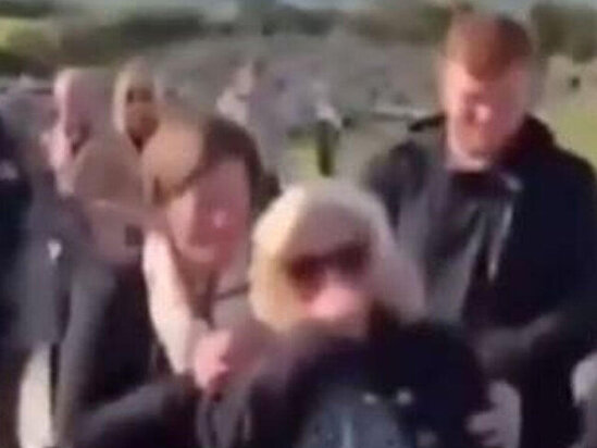 Tabutdan gələn səs qorxuya saldı - Yasda təəccübləndirən olay - VİDEO