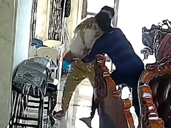 Nənənin çevik reaksiyası körpənin ağır xəsarət almasının qarşısını aldı - VİDEO