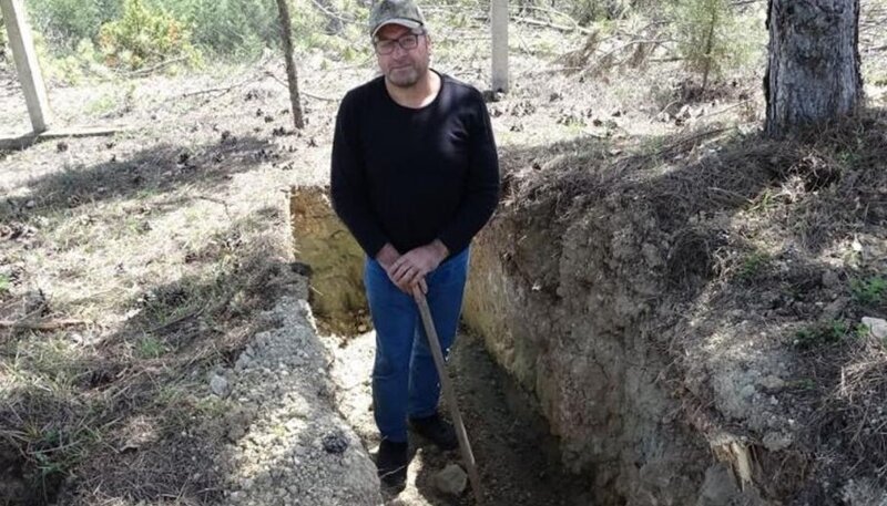 9 dəfə ölümdən dönən şəxs öz məzarını qazmağa başladı - VİDEO