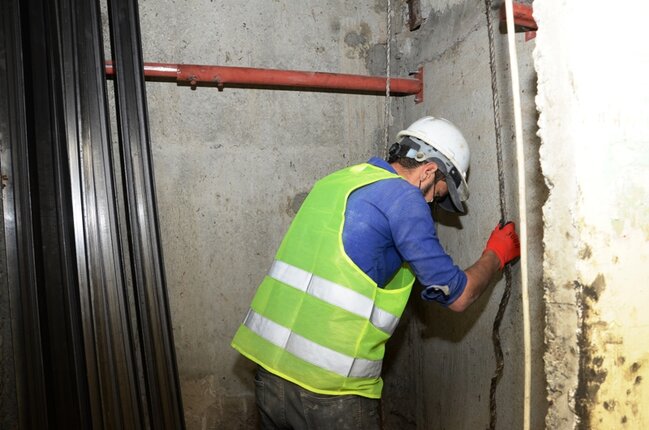 Alman mütəxəssis paytaxtda yeni liftlərin quraşdırılması ilə tanış olub