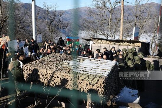 Azərbaycanlı etirazçıların qarşısına çıxan sülhməramlıların polkovniki sərxoş imiş - YENİLƏNİB + VİDEO