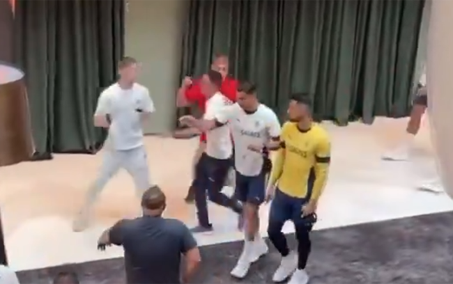 Ronaldo Ermənistanda şəkil üçün yaxınlaşan azarkeşi itələdi - Video