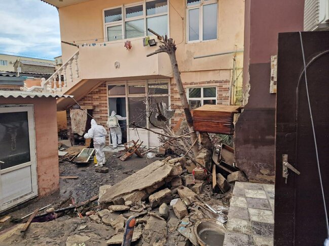 Keşlə qəsəbəsində kollektorun daşması nəticəsində yaranmış fəsadlar aradan qaldırılır