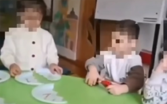 Bağçada tərbiyəçi uşaqlara kobudluq etdi, işdən çıxarıldı - Video