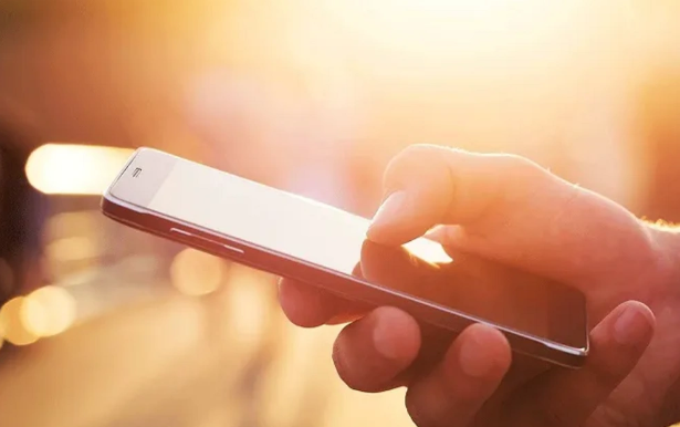 Yay mövsümündə qızmar hava mobil telefonunuza zərər vura bilər