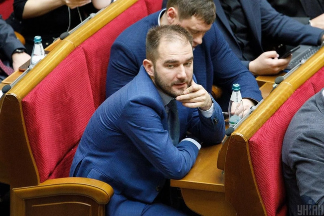 Ukraynada onlarla deputat istefa ərizəsi təqdim edib