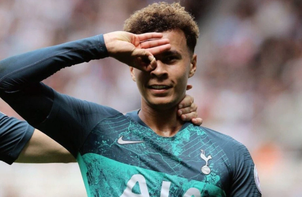 İki il yarım oynamayıb, 10 dəqiqəyə qırmızı kart alan ulduz futbolçu karyerasını bitirir