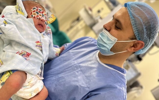 "BADAM" Medical Centerdə eyni gündə 3 körpəyə unikal əməliyyat! -FOTO