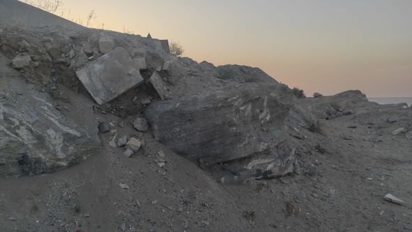 Buzovna sakinlərindən qayalıqda qanunsuz tikililərə ETİRAZ: "Ləpədöyəndə ev olar?" - FOTO