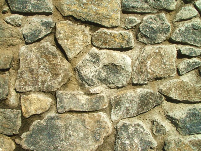 Həyətin divarından görün nə çıxdı - FOTO