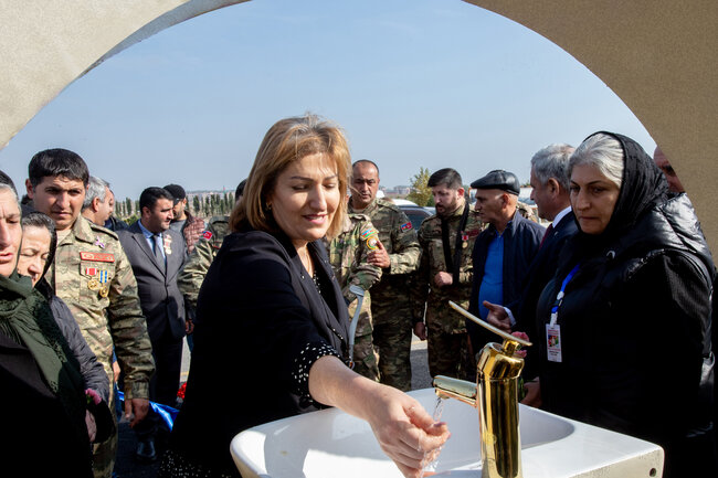 "OBA" marketlər şəbəkəsi "Vətən bağı"nda şəhidlər bulağını istifadəyə verdi