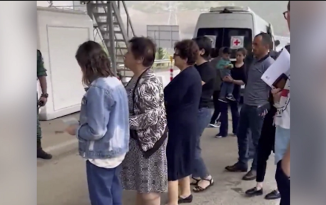 Qarabağda yaşayan mülki ermənilər Laçın sərhəd-buraxılış məntəqəsindən sərbəst keçirlər - VİDEO