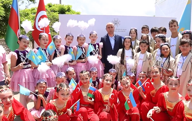 Emin Əmrullayev uşaqları Şuşadan təbrik etdi - VİDEO