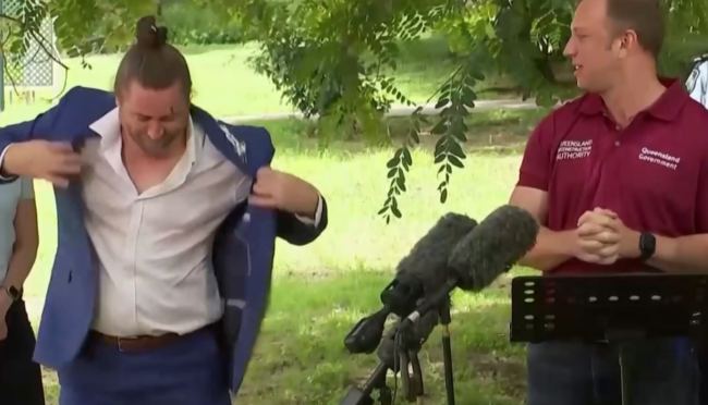 Konfrans zamanı quş tərcüməçini pis vəziyyətdə qoydu - VİDEO