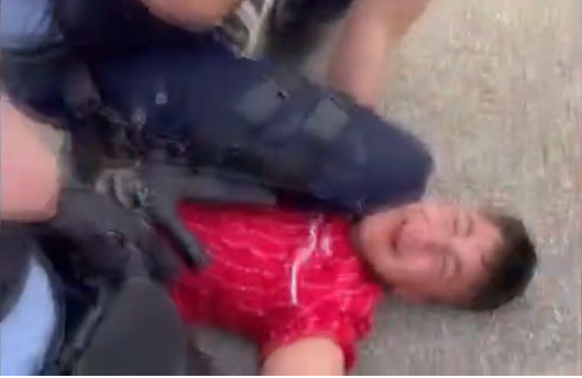 Polisin 13 yaşlı uşağa qarşı qəddarlığı etiraz doğurdu - VİDEO