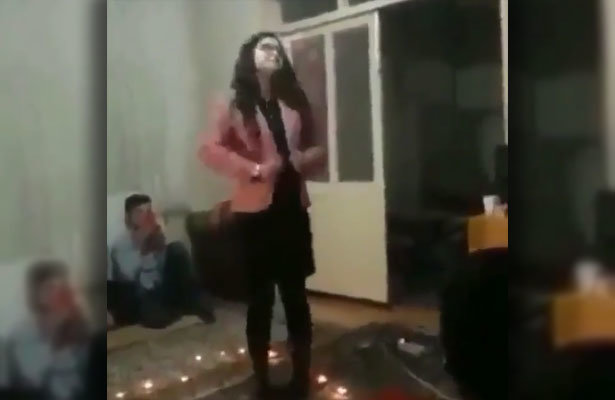 İki oğlan ilə "sevgili" olan qıza ad günündə gözlənilməz "sürpriz" (Video izlə)