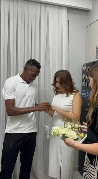 Kamerunlu futbolçu geri qayıtdı, azərbaycanlı xanımla nişanlandı (FOTO)