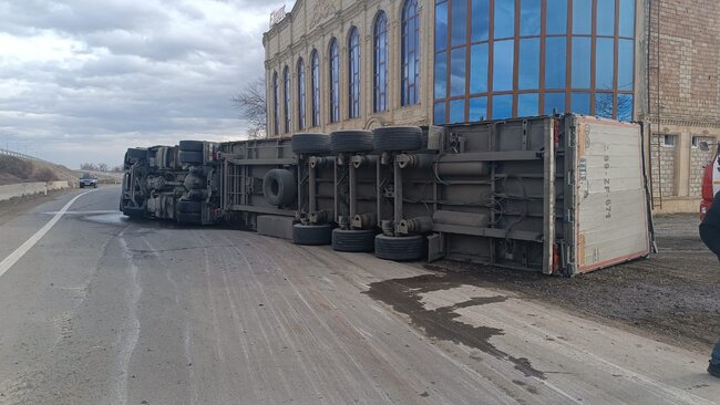 Tovuzda aşan TIR yandı - Foto