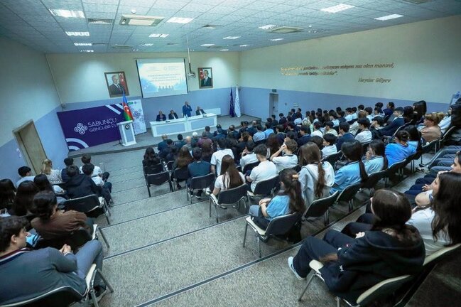 "Müasir dövrdə informasiya mühiti və sosial çağırışlar fonunda gənclər arasında mənəvi dəyərlər" mövzusunda tədbir keçirilib