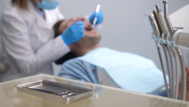 Təhsili olmadan diş həkimliyi edən şəxslər aşkarlanıb (VİDEO)