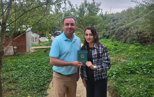 Üç uşaq anası 31 yaşında attestat aldı - Qızı ilə sinif yoldaşı olub