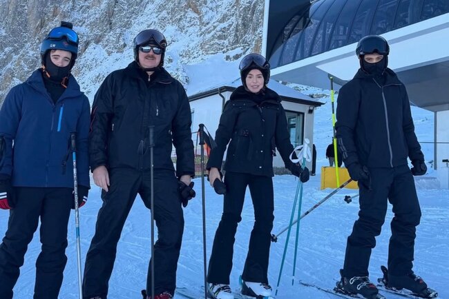 Prezident nəvələri ilə Şahdağda xizək sürdü - FOTOLAR