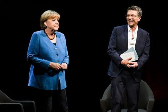 Merkel əsməcələrinin səbəbini açıqladı - FOTO/VİDEO