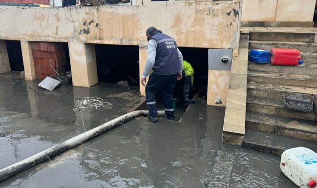 Bakıda intensiv yağışlar fəsadlar törətdi: qurumlar gücləndirilmiş rejimdə işləyir