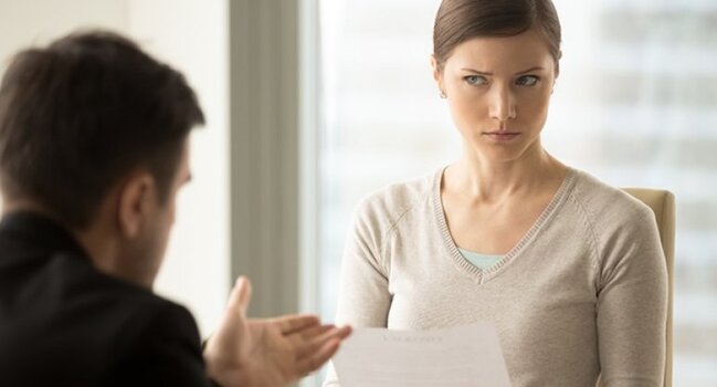 Qarşınızdakı insanın pis niyyətli olduğunu göstərən 10 əlamət