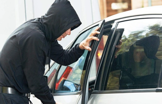 Qapısı açıq "Hyundai"dan oğurluq edən şəxs saxlanıldı