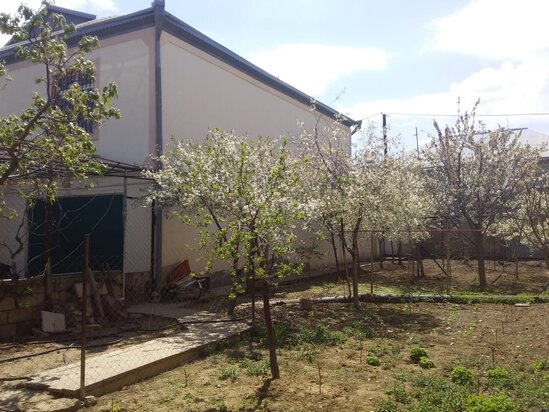 Müşfiqabad qəsəbəsində postun yaxınlığında 2 mərtəbəli həyət evi satılır!