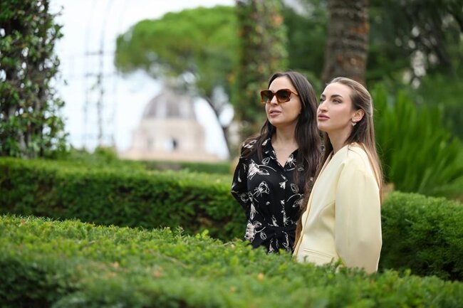 Mehriban Əliyeva qızları və gəlini ilə Vatikan bağlarında - Fotolar