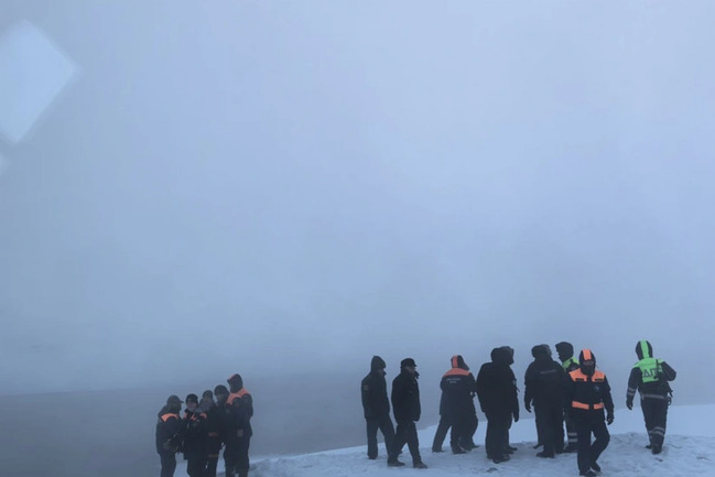 Yakutskda avtomobil buzun altına düşüb, iki nəfər ölüb