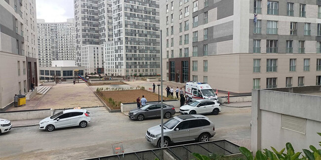 23-cü mərtəbədən özünü atan qadın qonşusunun başına düşdü - FOTO