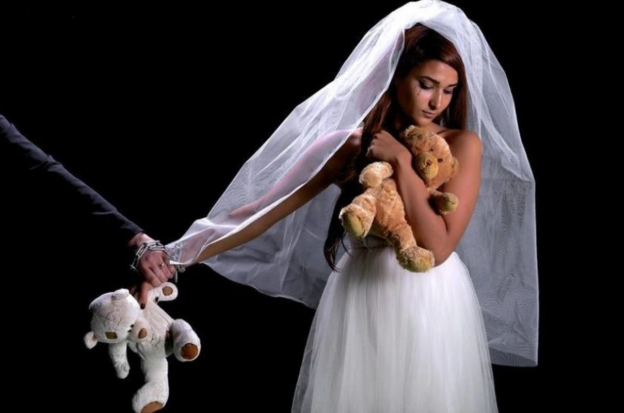 36 yaşlı kişi ilə 17 yaşlı qızı nişanlamaq istədilər - Polis qoymadı