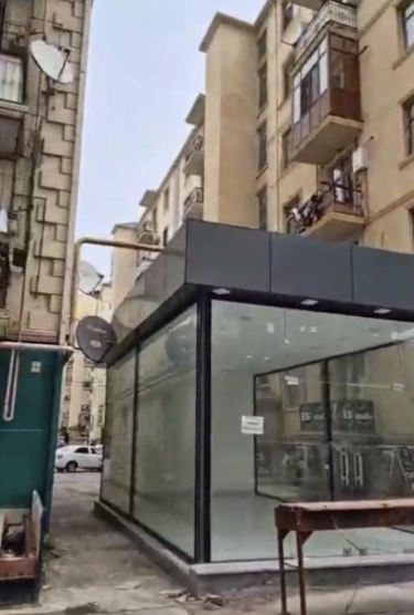 AAAF Parkda yolu bağlayıb, mağaza tikdilər (VİDEO)