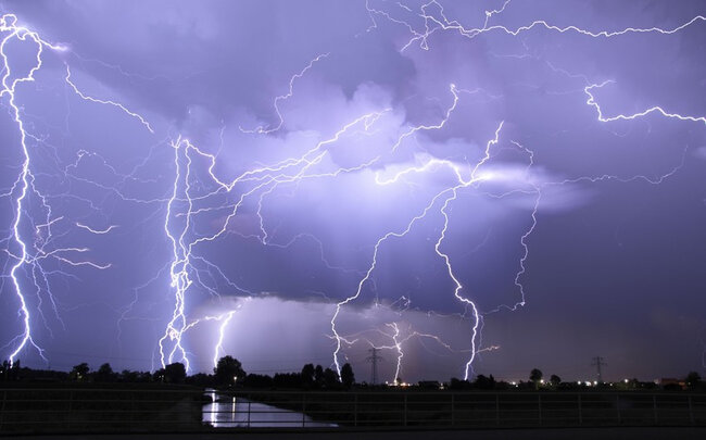 Bəzi rayonlarda şimşək çaxıb, leysan yağıb, Qarasu çayından sel keçib