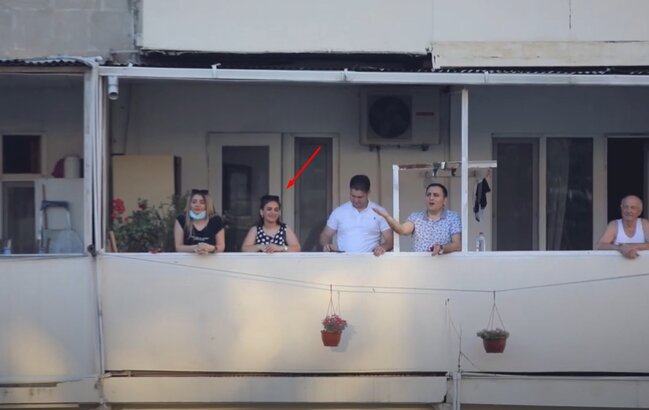 Müğənniyə medal verilməsi gündəm yaratdı - "Necə aldığını açıqlamır"