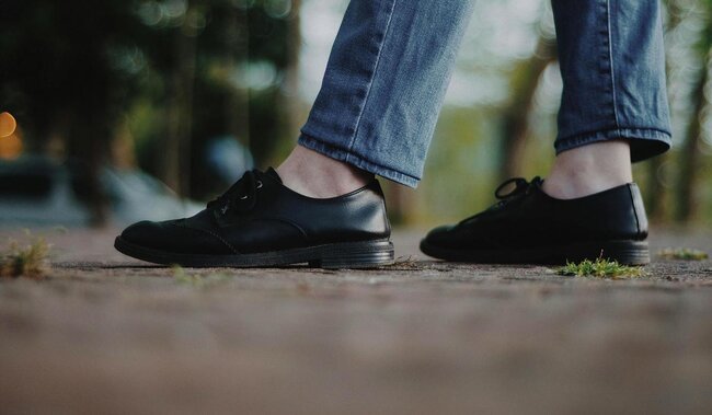 90-cı illər geri döndü: 2026-nın yazında sınamağa dəyər ayaqqabılar (FOTO)