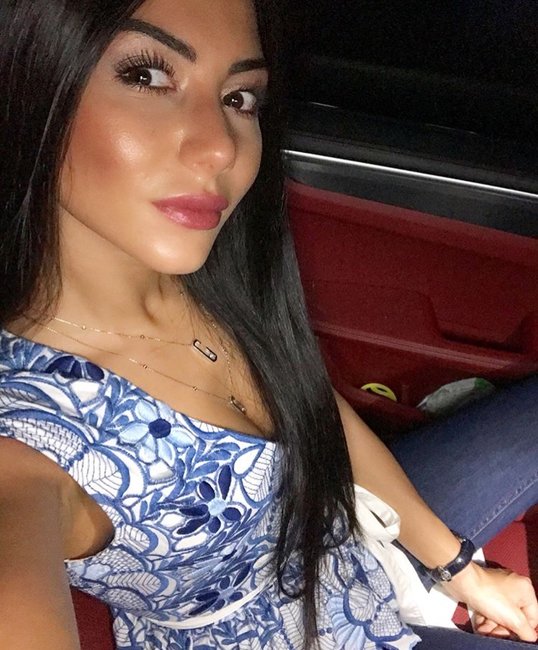 Aysel Əlizadə bahalı "Porche"sində pozlar verdi - FOTOLAR