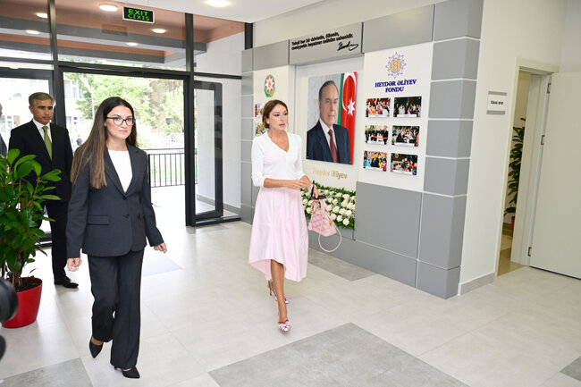 Mehriban Əliyeva qızı ilə açılışda - Fotolar