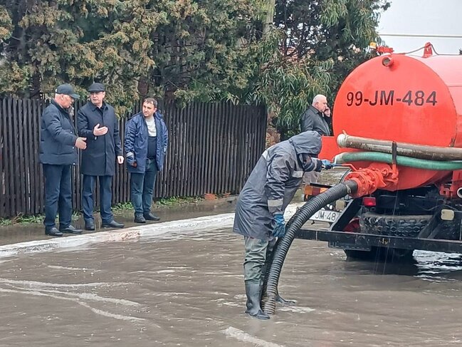 Bakının bəzi ərazilərində yağış kollektorlarında problem yaranıb - İcra başçıları hadisə yerində - FOTO