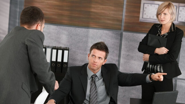 Müdirinizin sizi işdən çıxarmaq istədiyini göstərən 8 əlamət