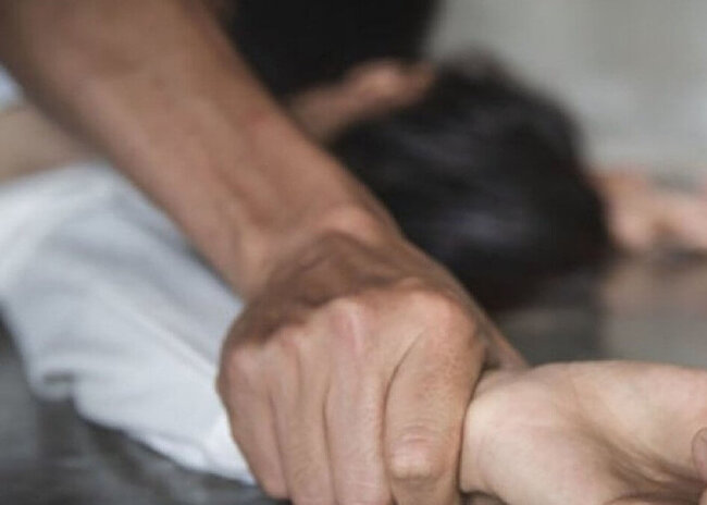 Azərbaycanda ana yeniyetmə qızını 500 manata sataraq təcavüzə göz yumub