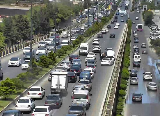 Bu küçədə qəza səbəbilə sıxlıqdır