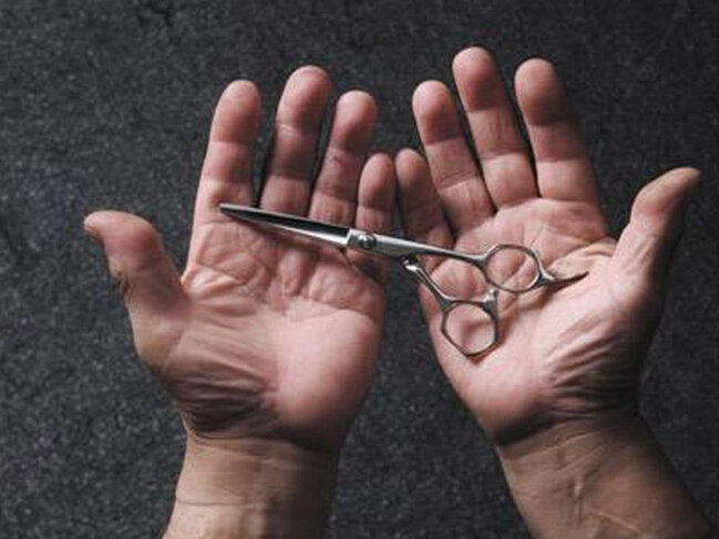 Qayçı qulpundan birinin digərindən daha kiçik olmasının ƏSL SƏBƏBİ