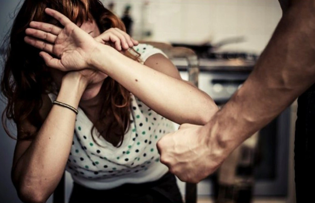 Özündən böyük sevgilisini evinə gətirdi: Anası hər ikisini küçəyə qovdu