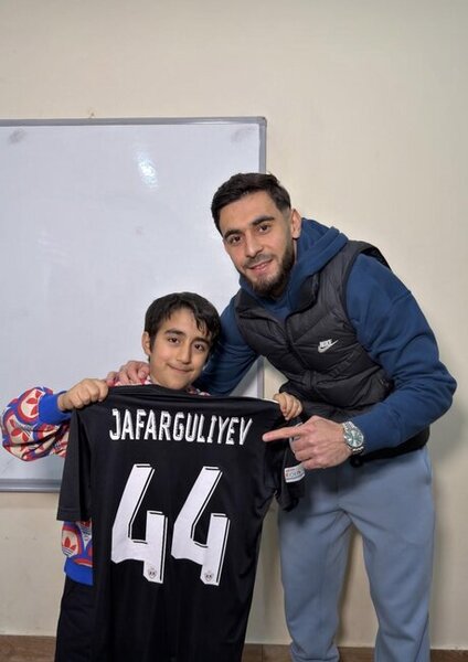 Sığınacaqda futbolu tək izləyən Əkbəri ziyarətə getdi