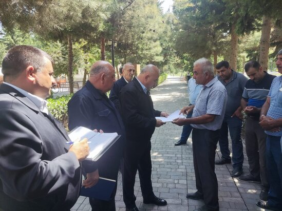 Bölgələrdə vətəndaşlarla görüşlər keçirilir, problemləri yerindəcə dinlənilir