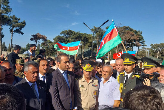 Müdafiə Nazirliyinin rəhbər heyəti şəhidlərin dəfn və yas mərasimlərində iştirak edib